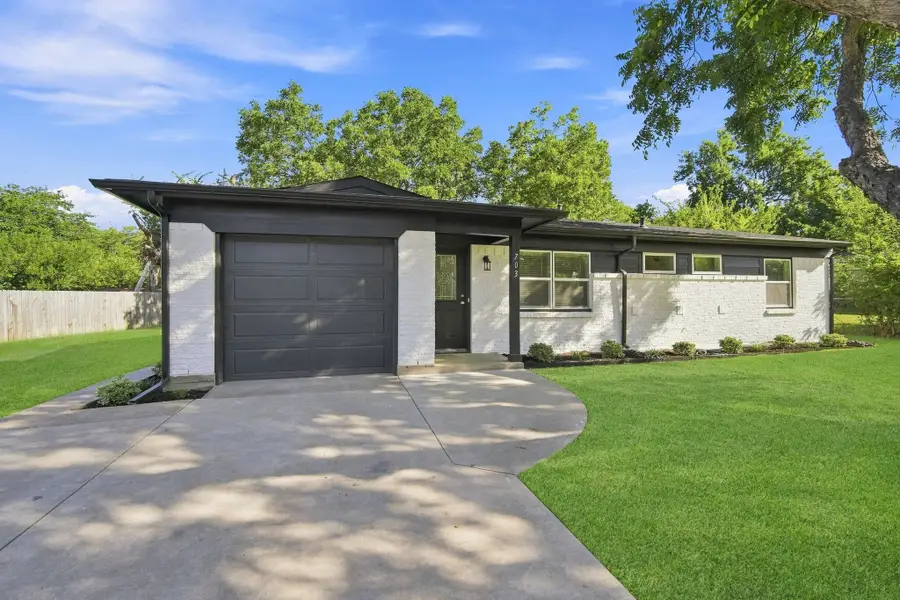 703 Casa Linda Street, Ennis, TX 75119 - #2