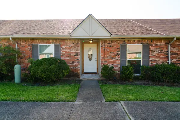 27 W Townhouse Lane, Grand Prairie, TX 75052