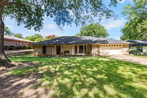 827 Yellowstone Drive, Grapevine, TX 76051