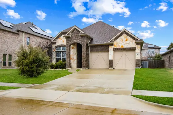 208 Burberry Drive, Grand Prairie, TX 75052