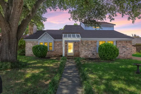704 Matthews Court, Arlington, TX 76012