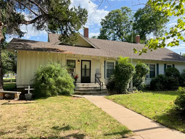 715 E Ikard Street, Henrietta, TX 76365