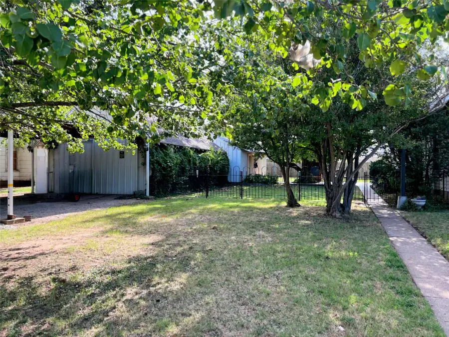715 E Ikard Street, Henrietta, TX 76365 - #3