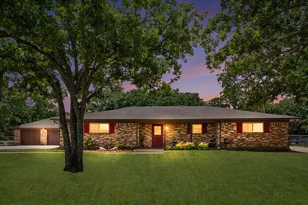 902 Greenbriar Drive, Joshua, TX 76058