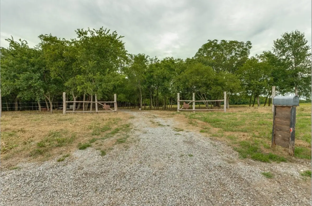 3805 County Rd, Wolfe City, TX 75496 - #1