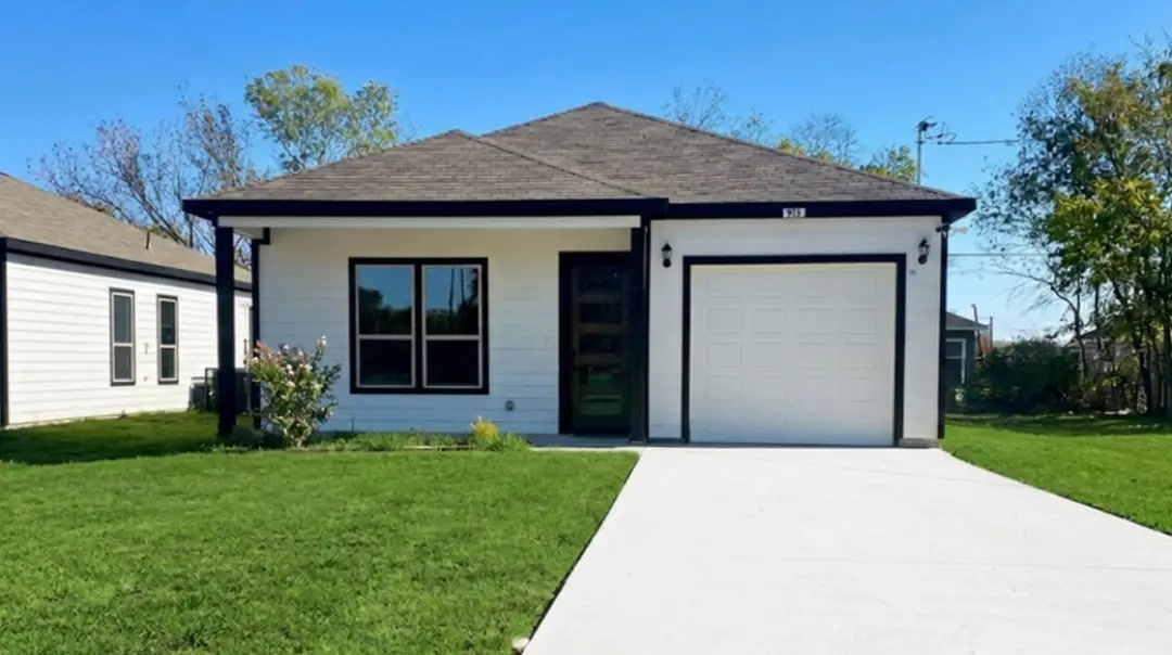 915 E 11th Avenue, Corsicana, TX 75110 - #1