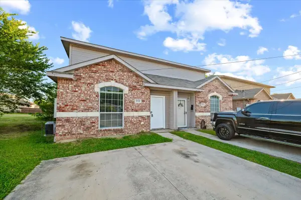2122 W E Roberts Drive, Grand Prairie, TX 75051