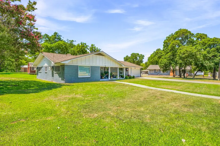816 S Texas Street, De Leon, TX 76444 - #3