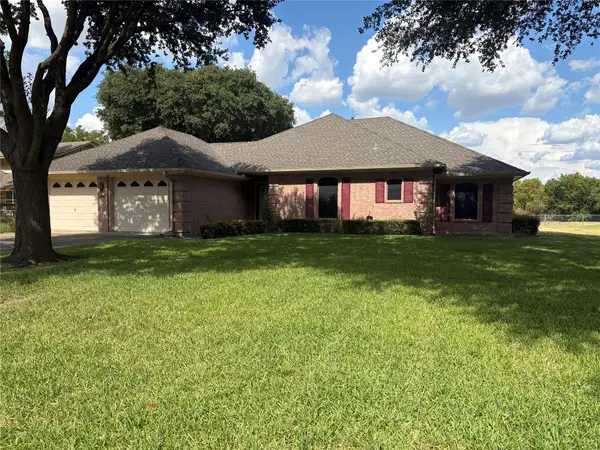 804 S Paris Street, Ennis, TX 75119