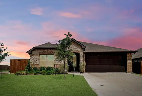 921 Amberwood Drive, Godley, TX 76044