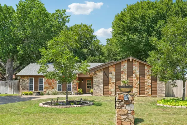 8612 Edgebrook Terrace, Benbrook, TX 76116