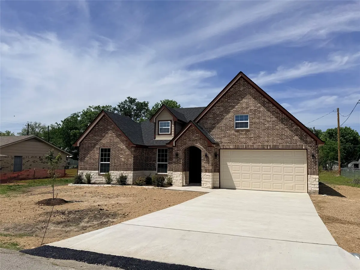 302 E Travis Street, Leonard, TX 75452 - #1