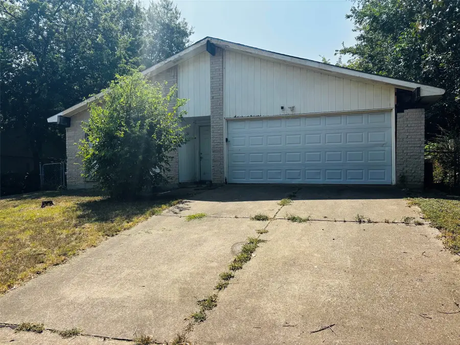 737 S Holiday Drive, Grand Prairie, TX 75052 - #2