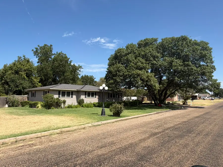1209 N 17th Street, Memphis, TX 79245 - #2
