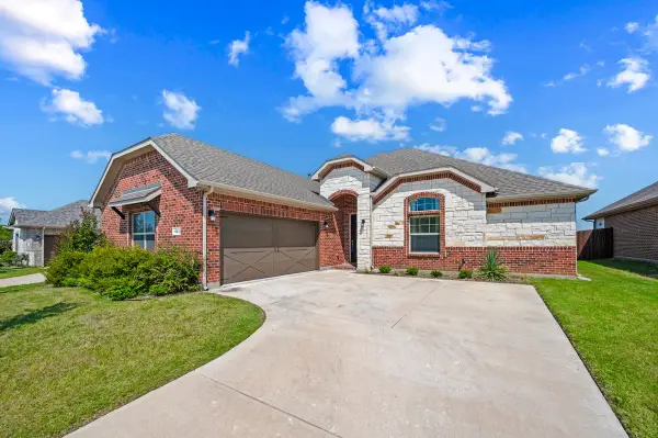 1303 Deer Hollow Drive, Arlington, TX 76002