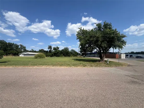 1706 N Main Street, Bonham, TX 75418