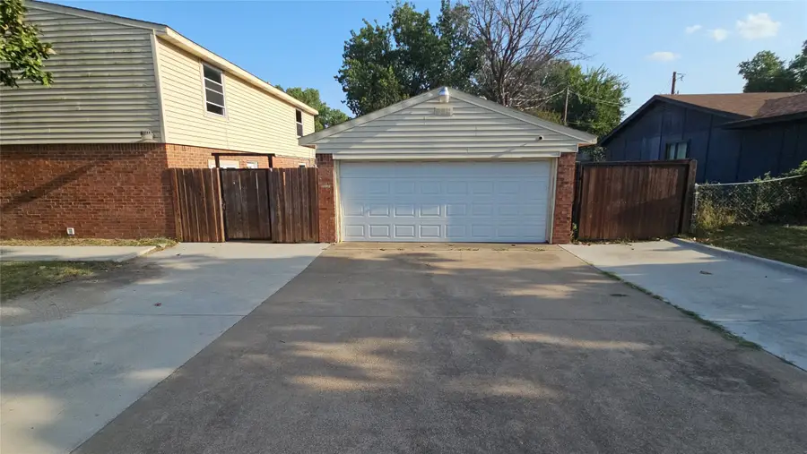 833 James Street, Azle, TX 76020 - #2