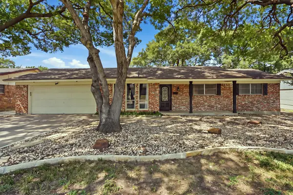 5709 Starlight Drive, Haltom City, TX 76117