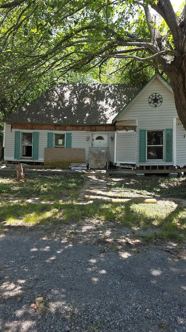 107 W Travis Street, Leonard, TX 75452
