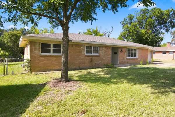 155 Chateau Drive, Fort Worth, TX 76134