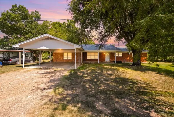 710 E Avenue A, Rosebud, TX 76570