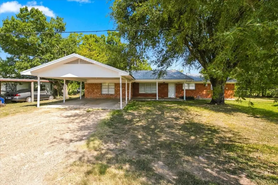 710 E Avenue A, Rosebud, TX 76570 - #2