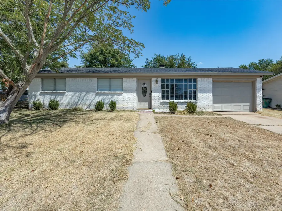 321 E Pine Street, Jacksboro, TX 76458 - #2