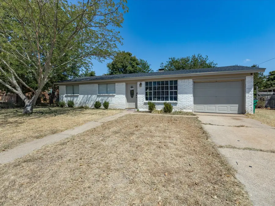 321 E Pine Street, Jacksboro, TX 76458 - #3