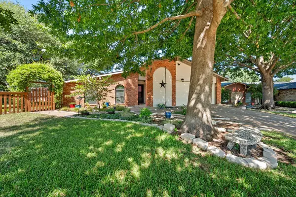 7520 Weatherwood Court, Fort Worth, TX 76133