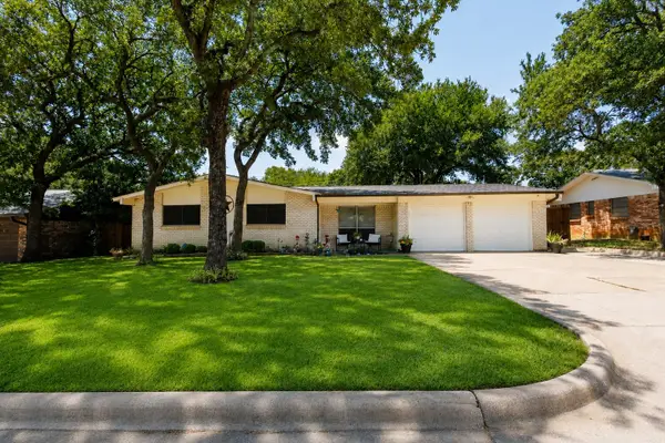 64 Somerset Terrace, Bedford, TX 76022