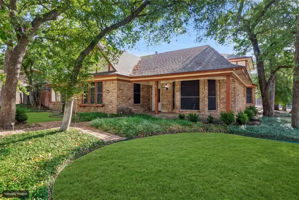 615 Country Green Lane, Arlington, TX 76011