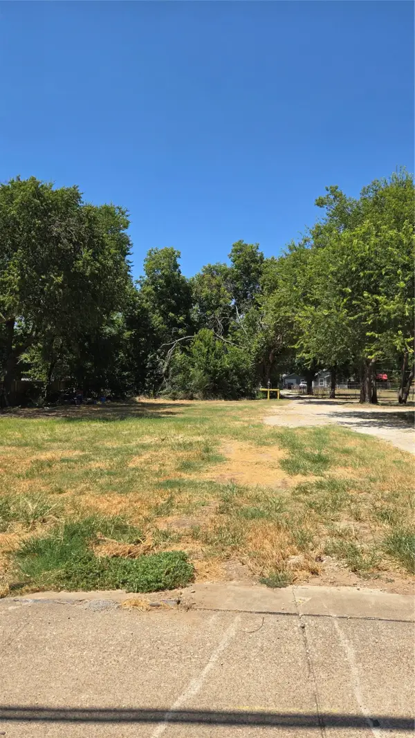 1125 E Henderson Street, Cleburne, TX 76031