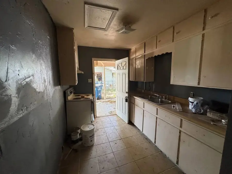 913 N 7th Street, Sanger, TX 76266 - #2