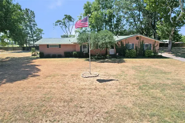 111 E Oak Street, Yantis, TX 75497