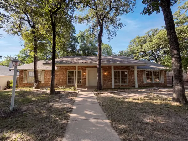 813 Wheelwood Drive, Hurst, TX 76053