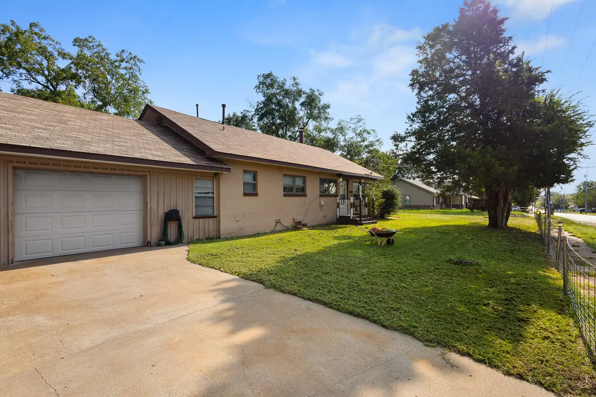 301 W Nelson Street, Bowie, TX 76230 - #1
