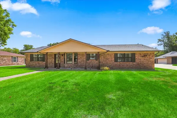 208 Diane Drive, Sanger, TX 76266