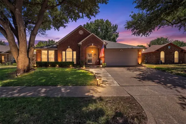 2741 White Oak Drive, Grand Prairie, TX 75052
