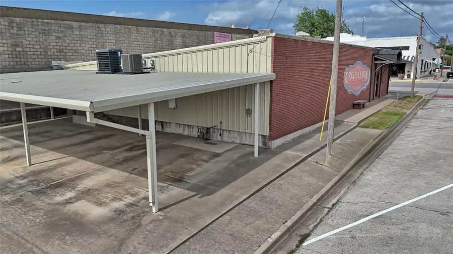 201 Clay St., Nocona, TX 76255 - #3