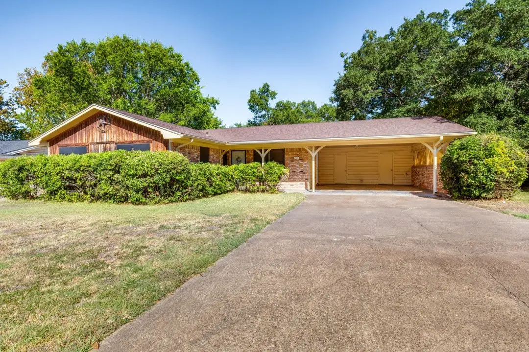 806 Loy Lane, Ennis, TX 75119 - #1