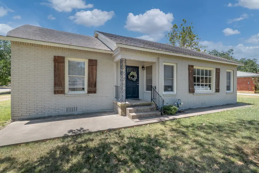 805 S Tyler Street, McGregor, TX 76657 - #2