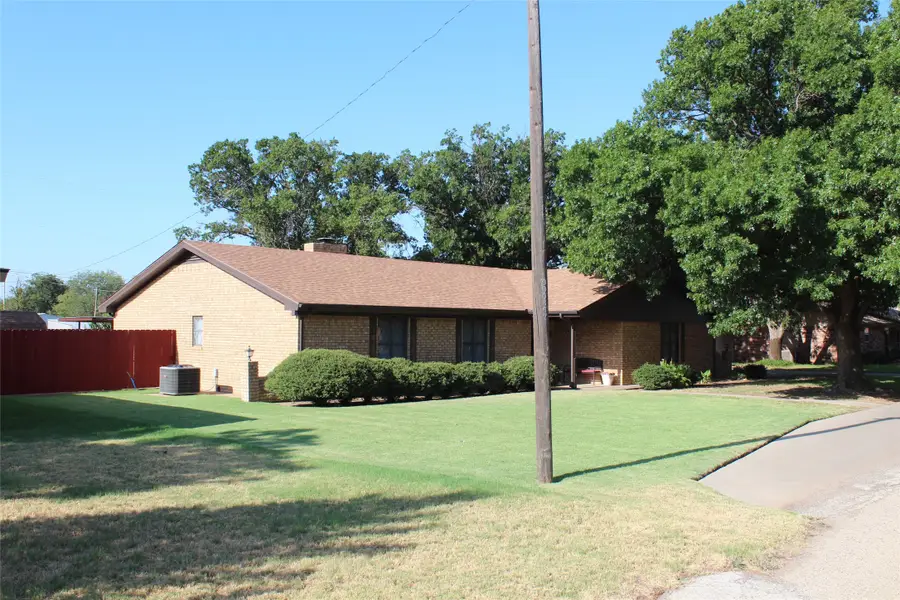 130 N L Street, Munday, TX 76371 - #2