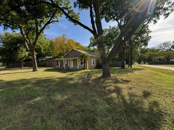 107 College Street, Joshua, TX 76058