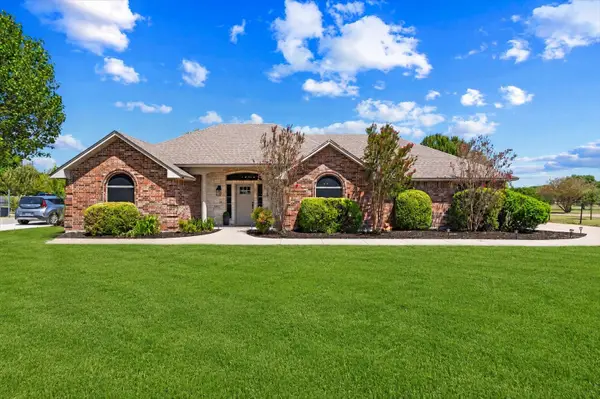 833 Shady Brook Lane, Red Oak, TX 75154
