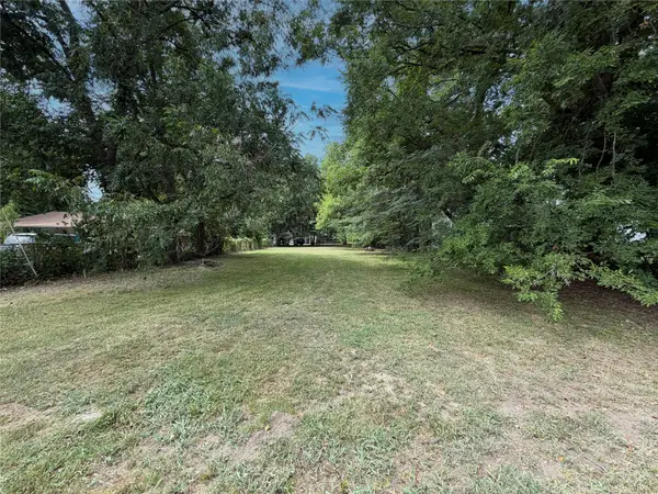 124 E Crockett Street, De Kalb, TX 75559