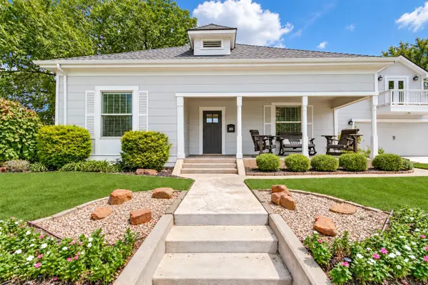 205 S Dooley Street, Grapevine, TX 76051