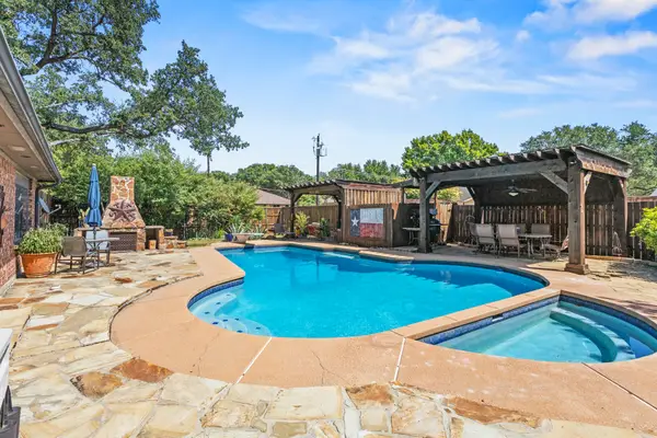 1946 Oakbluff Drive, Carrollton, TX 75007