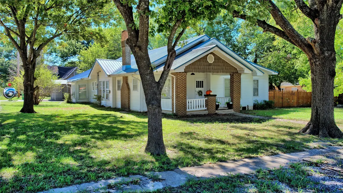 301 W Howell Street, Saint Jo, TX 76265 - #1