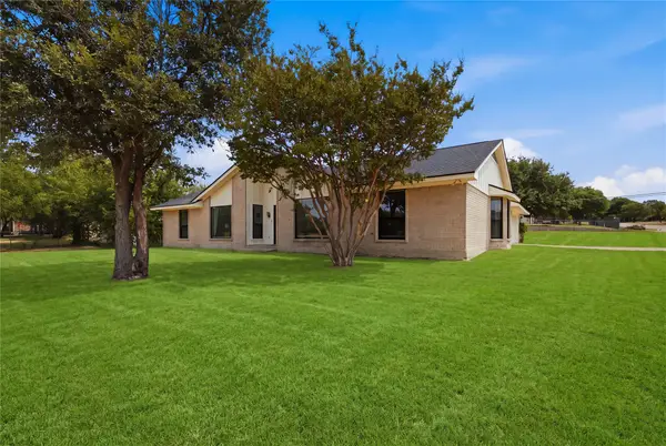 200 Verna Trail N, Fort Worth, TX 76108