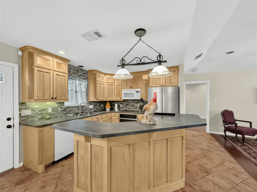 617 N Avenue D, Springtown, TX 76082 - #2